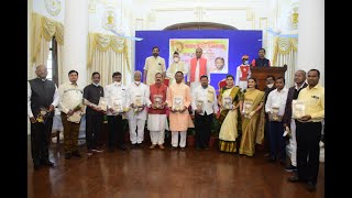 27.01.2022: Governor presents Patrakar Bhushan Awards;?>