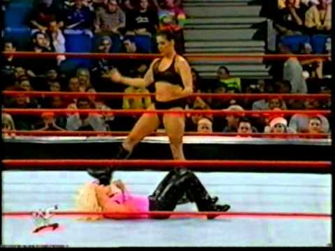 Dee Dee Venturi vs Mighty Molly (Dark Match)