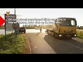 Oeps! Handrem vergeten... auto rijdt de Maas in terwijl bestuurder staat te plassen