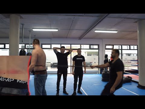 Mein Bruder KASSIERT 😂 Verlierer bekommt Gummiband auf Rücken