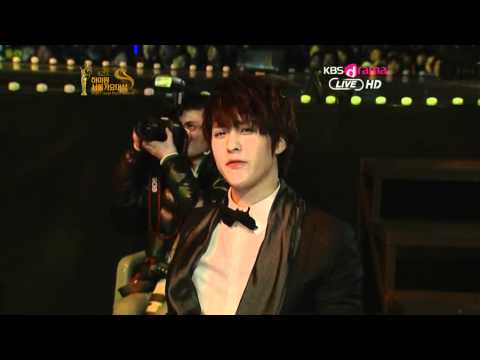 120119 Dongwoon's aegyo Seoul Music Award