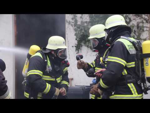 Fellheim - Küchenbrand weitet sich zu Wohnhausbrand aus - Flammen schlagen aus Dach und Fenstern