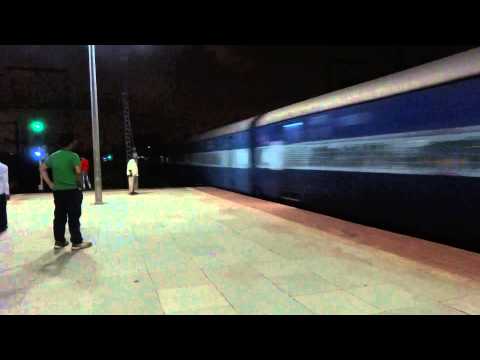 12163 Dadar-Chennai Egmore Superfast Express Blasting Kurla @ MPS!!