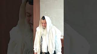 מה עדיף לקנות תפילין של מומר או של גוי?🤔 (הרב יגאל כהן) - התמונה מוצגת ישירות מתוך אתר האינטרנט יוטיוב. זכויות היוצרים בתמונה שייכות ליוצרה. קישור קרדיט למקור התוכן נמצא בתוך דף הסרטון