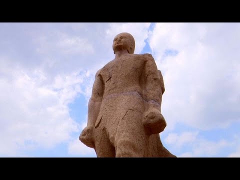 مصر تكشف عن مسلات وتماثيل عملاقة للملك المصري القديم رمسيس الثاني…
