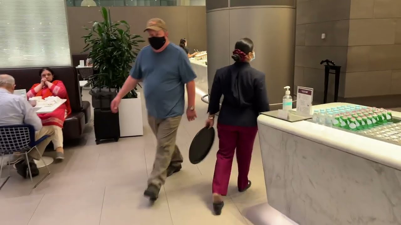 Qatar Airways Al Mourjan Business Class Lounge - North thumbnail