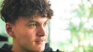 Забаненный про-игрок Fortnite покидает виллу в Голливуде и возвращается к маме