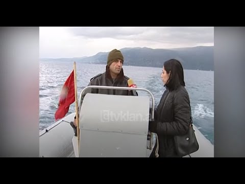 Vazhdon trafiku nëpërmjet skafeve dhe gomoneve në brigjet e Vlorës (23 Dhjetor 2002)