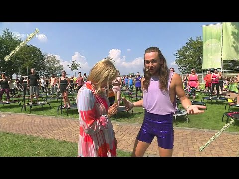 Blogger Riccardo Simonetti - Jump with purple glitter shorts - | ZDF Fernsehgarten 25.08.2019