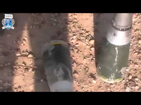 عناصر جبهة السيطرة على الفرات الإسلامية تقوم بتفكيك القنابل العنقودية المتواجدة حول مطار دير الزور العسكري