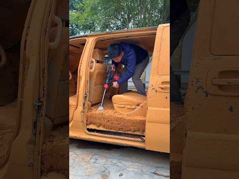 😱 قام بتنظيف سيارة والد رونالدو التي يبلغ عمرها 10 سنوات… والنهاية جعلت الجميع يبكي 🚗✨~#shorts