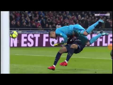 Choc entre Mbappé et Lopes pendant Lyon-PSG