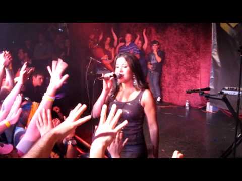 Kim Sozzi - Feel Your Love [HD] (Live)