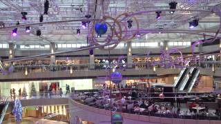 preview picture of video 'Giant rolling ball machine - Christmas holiday decorations 2013 Hong Kong -part B'