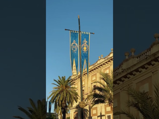 Vídeo relacionado con Bandera de España con Escudo | Gran Tamaño 150x90 cm | Bandera Española Premium de Satén de Lujo | Acabado Elegante y Brillante | Ideal para Decoración, Eventos y Celebraciones