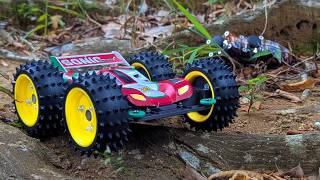 [Mini 4WD] Gli pneumatici a grossi tasselli danno al Mini 4WD un’eccezionale capacità fuoristrada.