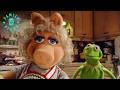 Kermit Sees Miss Piggy S Sad Alternate Life It S A Very Merry Muppet Christmas Movie