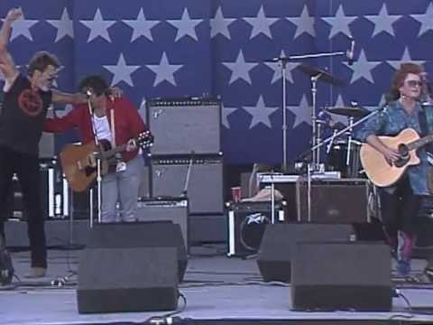 Bonnie Raitt & John Prine - Angel From Montgomery (Live at Farm Aid 1986)