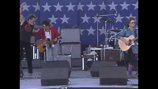 Bonnie Raitt &amp; John Prine - Angel From Montgomery (Live at Farm Aid 1986)