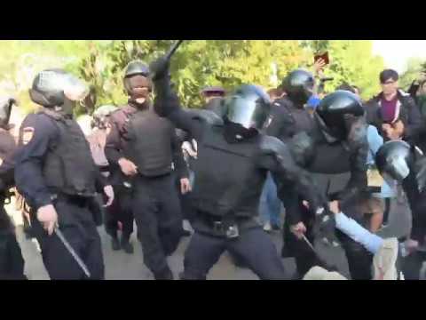 Полицейские избивают лежащих на земле людей. Протесты в Москве