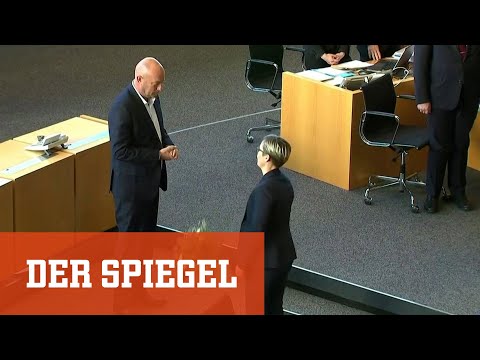 Thüringen: Linken-Chefin wirft neuem Ministerpräsident Blumen vor die Füße | DER SPIEGEL