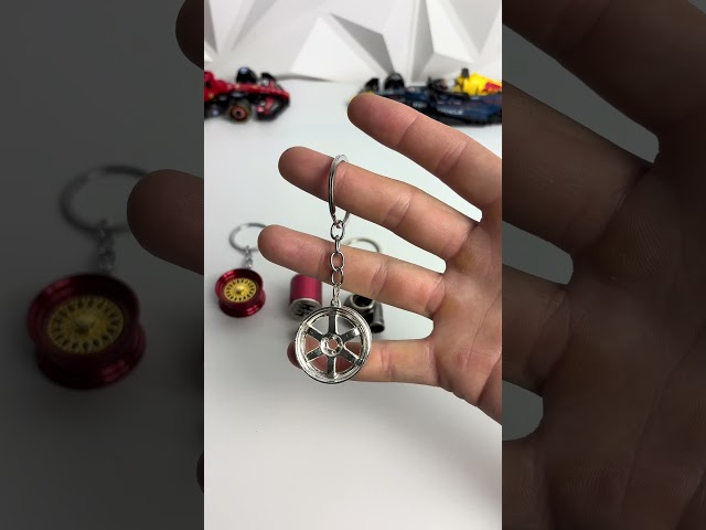 Vídeo relacionado con TRIXES Llavero de metal para coche, accesorios para tus llaves, perfecto para el día del padre, cumpleaños, Navidad para los fanáticos de las carreras, coches y Fórmula 1, llavero resistente