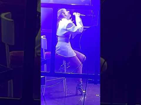 2022 10 19 Annalisa Viper Nuda tour walking on the moon