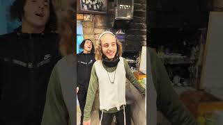 הרב שלום סבג וחברים בניגון ידיד נפש🫶 (הרב שלום סבג) - התמונה מוצגת ישירות מתוך אתר האינטרנט יוטיוב. זכויות היוצרים בתמונה שייכות ליוצרה. קישור קרדיט למקור התוכן נמצא בתוך דף הסרטון