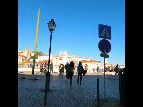 Eléctricos de Lisboa e Praça Largo das Portas do Sol em Alfama, bairro histórico de Lisboa, Portugal