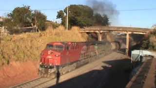 preview picture of video 'Trem chegando em Santa Adelia-M2U00167'