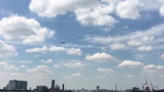 Walking atop London's Tower bridge; seeing two V-22 Osprey planes (4k)