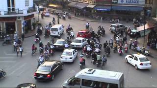 preview picture of video 'Vietnam: how to cross roads in Hanoi (sd-video).mp4'
