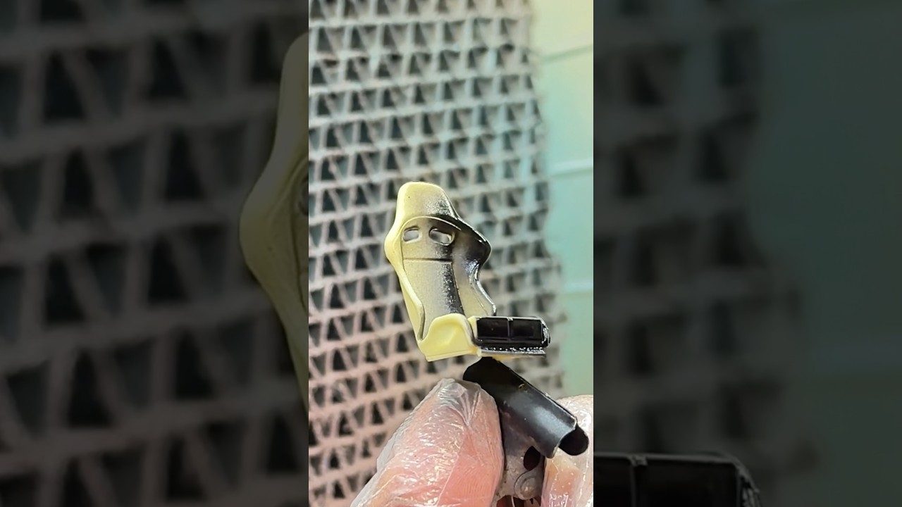 サーフェイサーを塗るとプラスチック特有の透け感が無くなってリアルな質感が出てくれますので塗装しておくと良いかもです☺️#プラモデル #塗ってみた #チャレンジ #作業