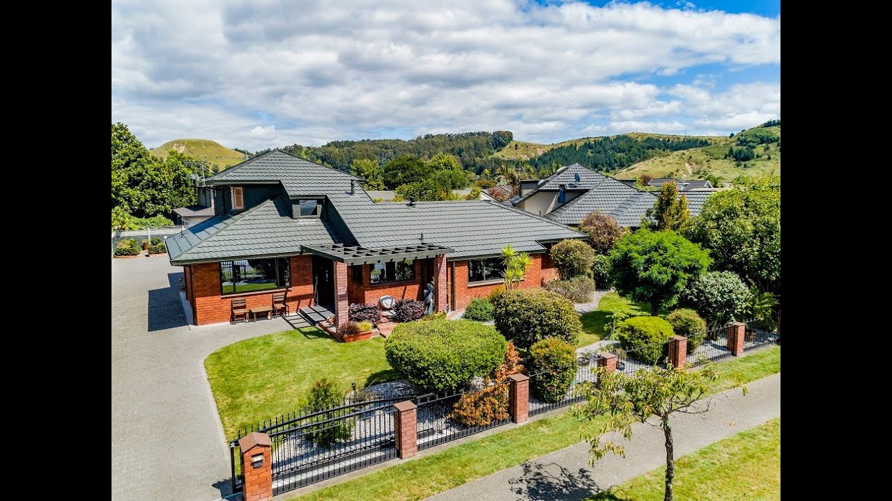 Dress Circle, Auckland Road Family Home