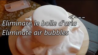 Come eliminare l'aria dalla pasta di zucchero by ItalianCakes
