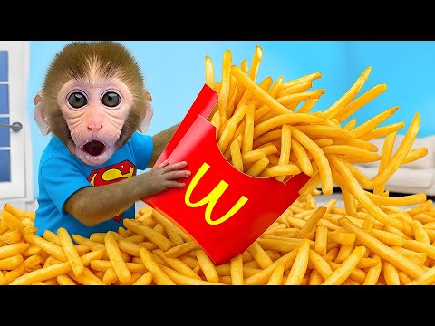 Singe Bon Bon et le petit ours s’amusent dans une salle pleine de Hamburgers McDonald’s