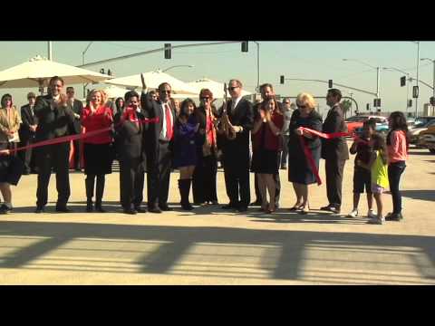 Cerimônia de abertura do viaduto Gene Autry Way