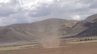 preview picture of video 'Encuentro con un tornado de arena en el Altiplano, Departamento de Cusco, Perú'