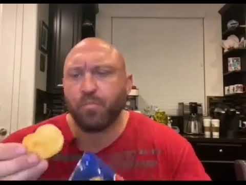 Мужик ест чипсы (Мем)