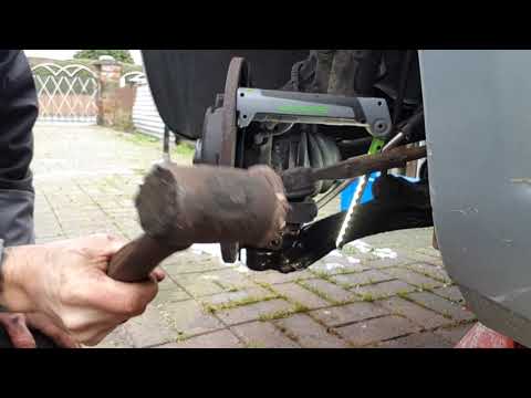 Getriebeölwechsel und Austausch der Antriebswellendichtung beim Fiat Punto