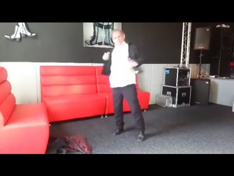 Zo veel mogelijk stukken kleding van je lijf scheuren