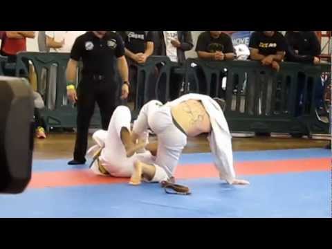 head instructor (Renzo Gracie Costa Rica) has tough match!!