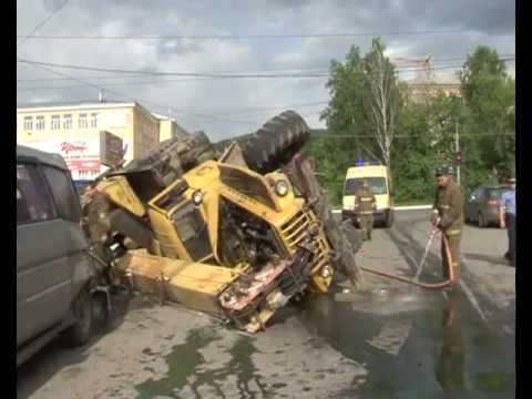 На проспекте Гагарина опрокинулся автокран