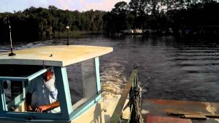preview picture of video 'Crossing the Saint Johns on the fort Gate ferry. WELAKA, FL'