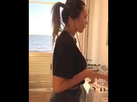 Otherworldly tunes from Deborah De Luca😮😄🎶