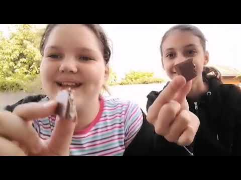 Bianca și Denisa încearcă dulciuri!