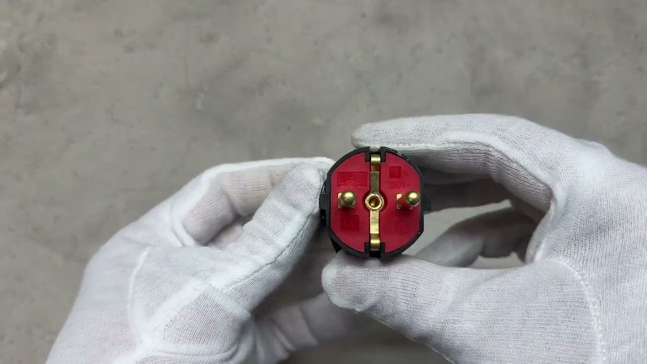 Вилка штепсельная LXL  2230BLP из заземлением угловая черная 