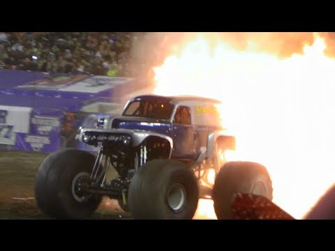 Monster Jam 2014 Tampa Grave Digger The Legend - Freestyle