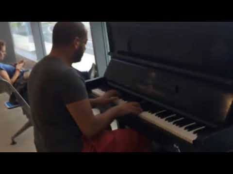 AMAZING PIANO PLAYER AT THE AIRPORT!!! | FOR ELISE 💖🎶