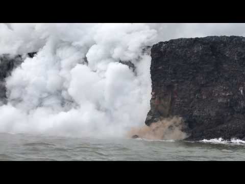 [Rare footage] Kilauea volcano lava shelf collapsing into the ocean
